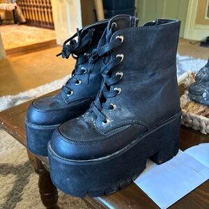 Size 7 demonias